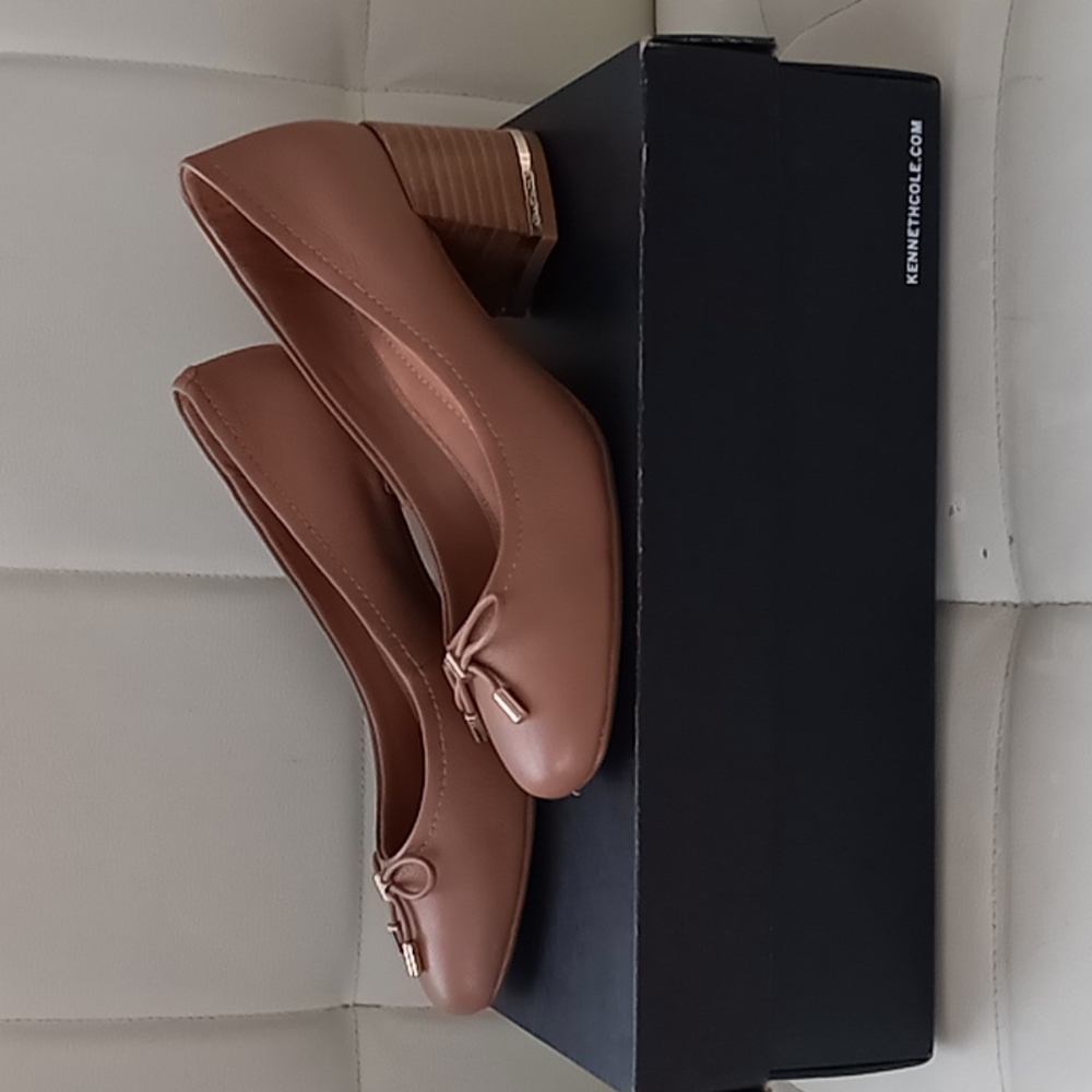Kenneth Cole Beige Metalic Accents Bow Accent Comfort Size 6M